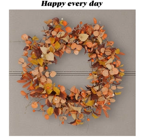 Dettaglio di una ghirlanda autunnale con foglie di acero e bacche per decorazioni
