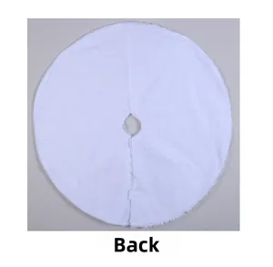 Gedetailleerd achteraanzicht van een witte pluchen ronde kerstboomrok mat decor