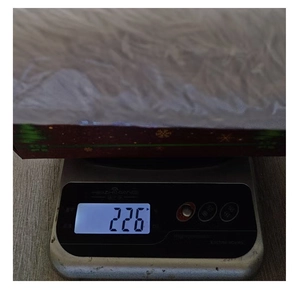 Vue détaillée du tapis de sapin de Noël blanc pesant 226g sur une balance