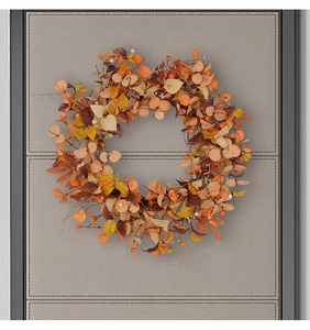 Dettaglio di una ghirlanda di foglie d'acero con bacche per decorazione autunnale
