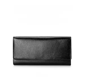 Détail du portefeuille long en cuir grainé noir montrant le rabat et sa texture