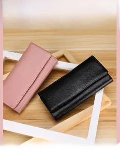 Détail des portefeuilles longs pour femmes en cuir grainé lychee rose et noir élégant