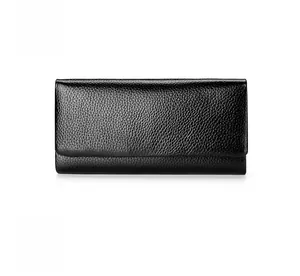 Détail du portefeuille en cuir noir à motif lychee avec fermeture à rabat élégante