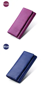 Vue détaillée du cuir grainé des portefeuilles longs en violet et bleu