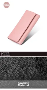 Gros plan du cuir de vachette rose grainé et détails du grand portefeuille à rabat