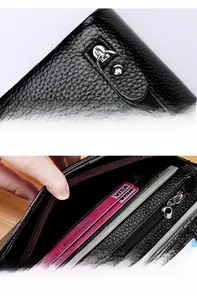 Détails macro du portefeuille en cuir noir grainé avec fermeture éclair en métal et fentes