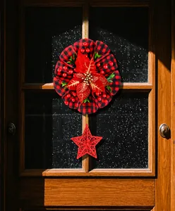 Ghirlanda natalizia a quadri con stella di Natale rossa e stella glitter su porta