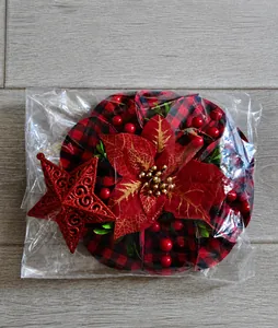 Dettaglio decorazione natalizia con stella di Natale, stella glitterata e bacche