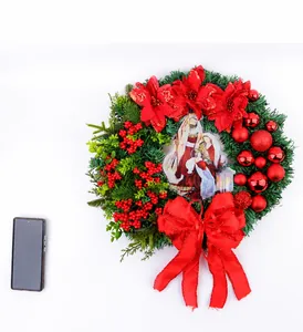 Dettaglio macro della ghirlanda natalizia con stelle di Natale, bacche e tema religioso