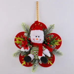 Détail de suspension bonhomme de neige de Noël avec base rouge grillagée et aiguilles de pin