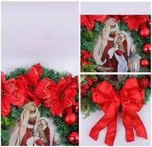 Dettaglio ghirlanda natalizia con stelle di Natale rosse e immagine della natività