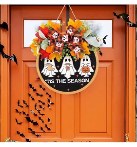 Panneau fantôme Halloween en bois sur porte orange avec feuilles et nœud BOO