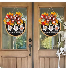 Détail de couronne d'Halloween avec fantômes, feuilles d'érable et texte décoratif