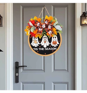 Détail d'une plaque de porte Halloween avec fantômes mignons et texte TIS THE SEASON décoratif