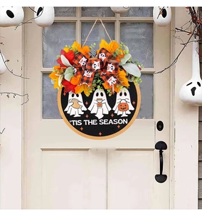 Détail d'une plaque de porte Halloween en bois avec des fantômes et un nœud