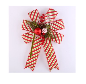 Dettaglio fiocco di Natale con strisce rosse, pigna, bacche e scatola regalo mini