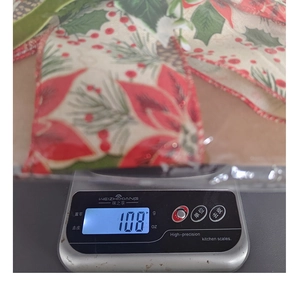 Vista dettagliata della bilancia con peso di 108g per questo nastro natalizio con fiori