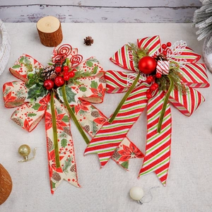 Fiocchi decorativi natalizi con pigne e bacche per decorazione albero di Natale