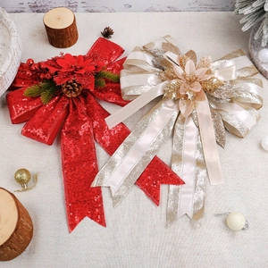 Fiocchi di Natale con pigne e paillettes per decorazioni festive dell'albero