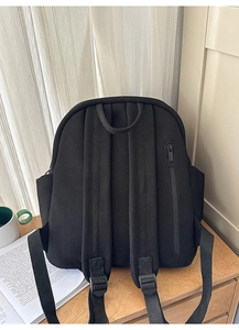 Nahaufnahme des atmungsaktiven Mesh-Rückens und des Anti-Diebstahl-Reißverschlusses am Rucksack