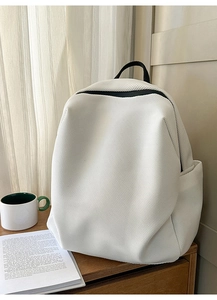 Detailansicht eines weißen, atmungsaktiven Mesh-Rucksacks mit schwarzem Reißverschluss