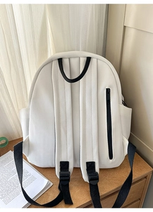 Detailaufnahme der weißen atmungsaktiven Wabennetzstruktur eines minimalistischen Rucksacks