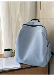 Detailansicht hellblauer atmungsaktiver Netz-Rucksack auf Holztisch mit Seitentasche