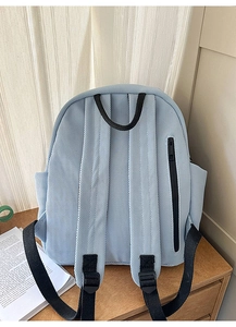 Detail des hellblauen Mesh-Rucksacks mit atmungsaktivem Rücken und Diebstahlsicherungsfach