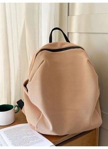 Detail des atmungsaktiven Sechseck-Netzgewebes am khakifarbenen Rucksack für Pendler