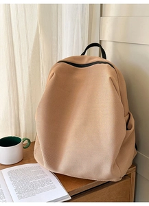 Detailansicht eines minimalistischen Netzrucksacks mit Seitentasche auf Holz