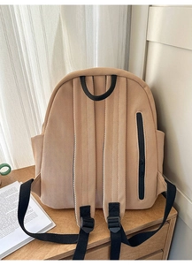 Detail der khaki Rucksack-Rückseite mit atmungsaktivem Mesh und verdecktem Reißverschluss