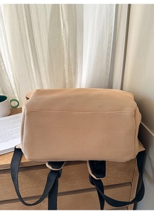 Detail eines beigen Netzrucksacks mit atmungsaktivem Wabengewebe und Trageriemen