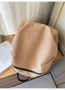 Detailaufnahme des khakifarbenen Mesh-Rucksacks mit Wabenstruktur und schwarzem Reißverschluss