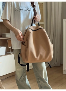 Detailseitenansicht des khakifarbenen Rucksacks mit Strukturstoff und Seitentasche