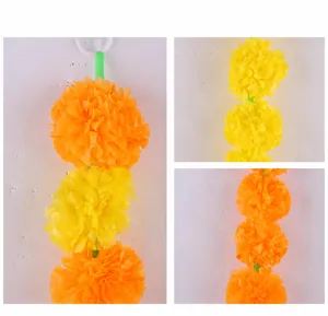 Vista dettagliata delle ghirlande di calendula artificiale gialle e arancioni vivaci