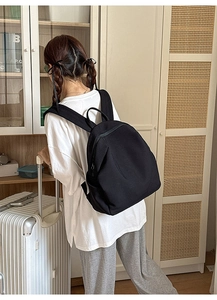 Detailansicht der breiten Träger am schwarzen minimalistischen Rucksack für Reisen