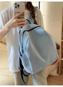 Detail eines hellblauen Mesh-Rucksacks mit atmungsaktivem Stoff und verstellbaren Trägern