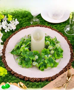 Dettaglio di ghirlanda di trifoglio di San Patrizio con candela LED color crema