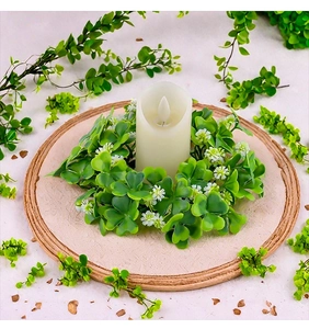Dettaglio ghirlanda di candele per San Patrizio con trifogli verdi e piccoli fiori bianchi