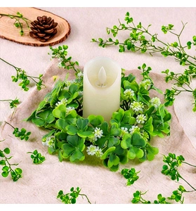 Dettaglio ghirlanda di trifogli di San Patrizio con candela LED su sfondo di lino