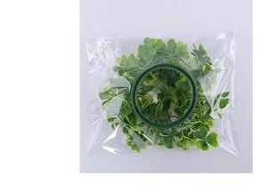 Dettaglio mini ghirlanda di candele di San Patrizio con trifogli verdi e piccoli fiori bianchi
