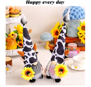 Détail de gnomes en peluche motif vache avec tournesol et abeille pour décoration