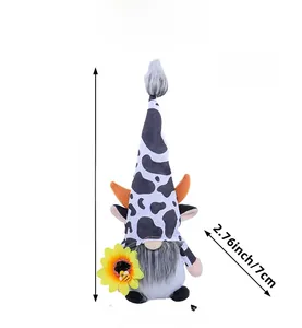 Vue détaillée du gnome en peluche thème vache avec dimensions pour décoration de vitrine