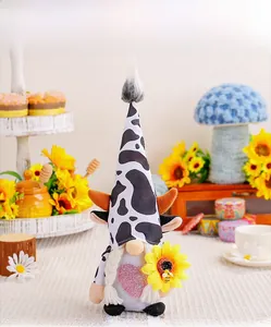 Détail de nain en peluche motif vache avec tournesol et cœur à paillettes pour décor