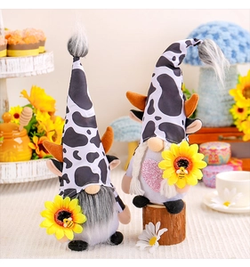 Détail de gnomes en motif vache avec tournesols pour une décoration de ferme