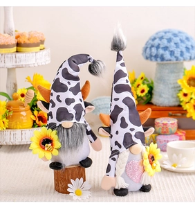 Détail de gnomes en peluche à motif vache avec tournesols et abeilles dans un décor chaleureux