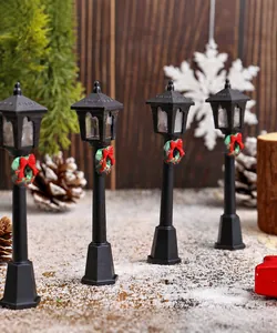 Farolas vintage en miniatura con coronas navideñas festivas y lazos rojos
