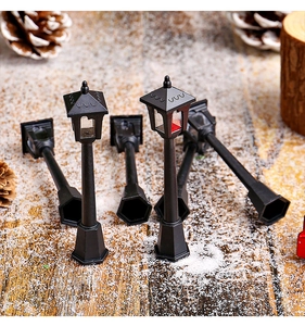 Detalle de cinco mini farolas negras vintage para escenas navideñas y manualidades