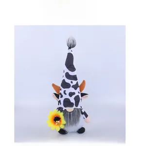 Détail d'un gnome sur le thème de la vache avec cornes tenant un tournesol éclatant
