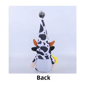 Vue arrière d'un nain en peluche sur le thème vache avec des taches noires et une tournesol